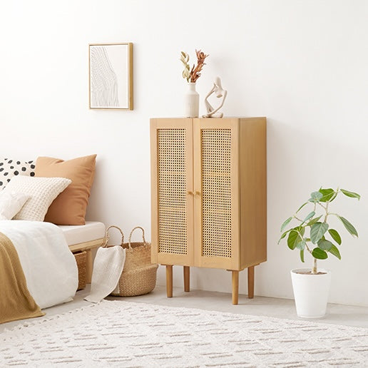 ラタン収納キャビネットを壁際に置いている様子