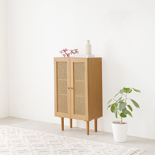 ラタン収納キャビネットを壁際に置いている様子