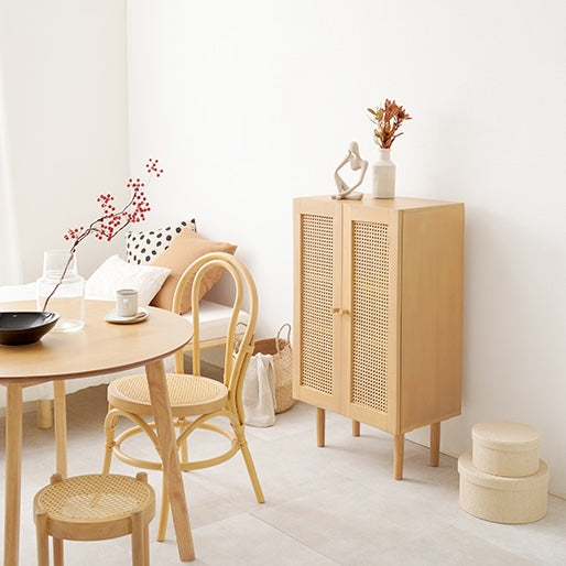 ラタン収納キャビネットを壁際に置いている様子