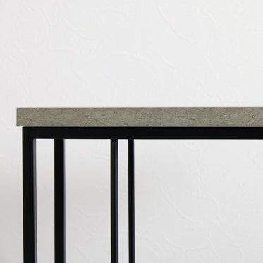 コンクリ風デザインのサイドテーブルの天板の厚みがわかる画像