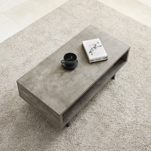 コンクリート風のスタイリッシュなローテーブルが部屋に置いてある様子