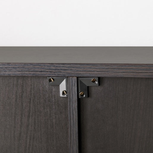 可動棚付き木目調キャビネットダークブラウンの裏側の状態を写している