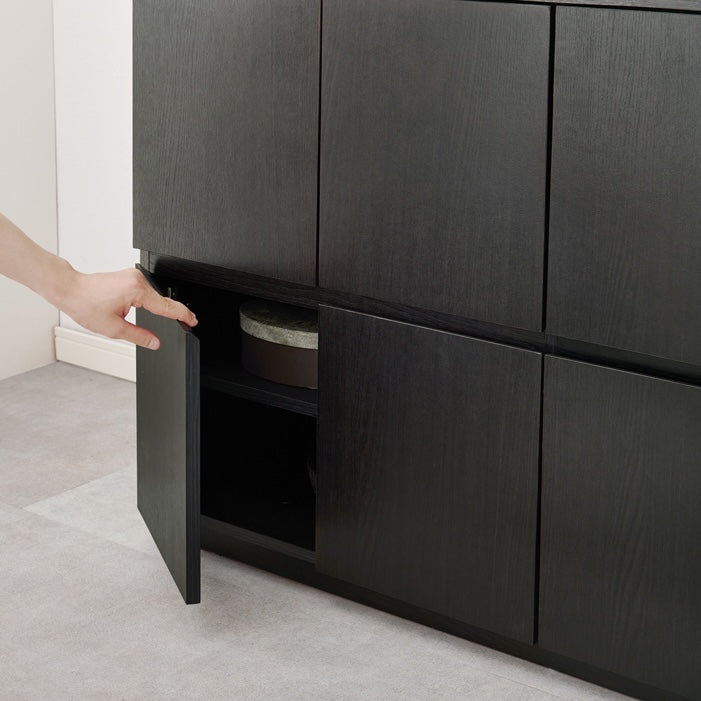 可動棚付き木目調キャビネットダークブラウンの下段の扉を開けている状態を写している