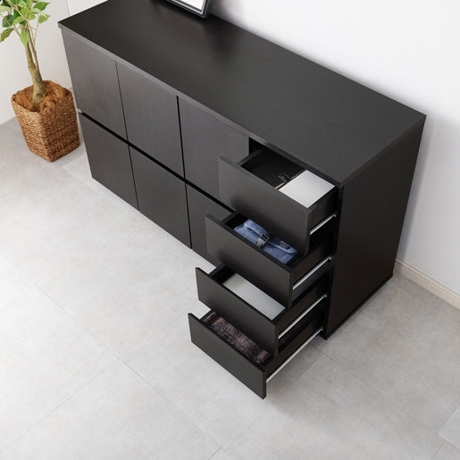 可動棚付き木目調キャビネットダークブラウンの引き出しを開けている状態を写している