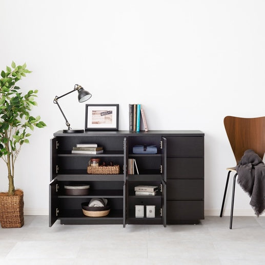 可動棚付き木目調キャビネットダークブラウンの扉を開けている状態を写している