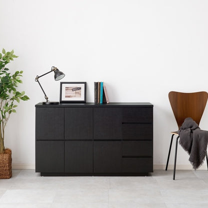 可動棚付き木目調キャビネットダークブランが壁際に置いてある様子