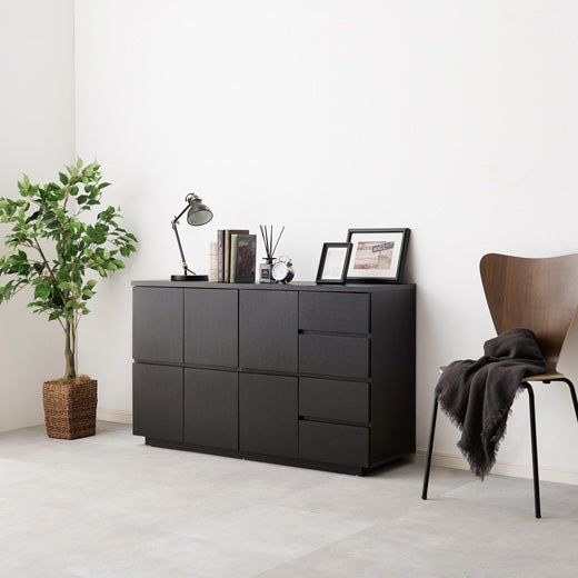 可動棚付き木目調キャビネットダークブラウンが壁際に置いてある様子