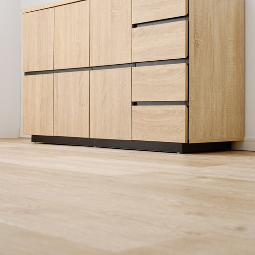 可動棚付き木目調キャビネットナチュラルの底部分を写している様子