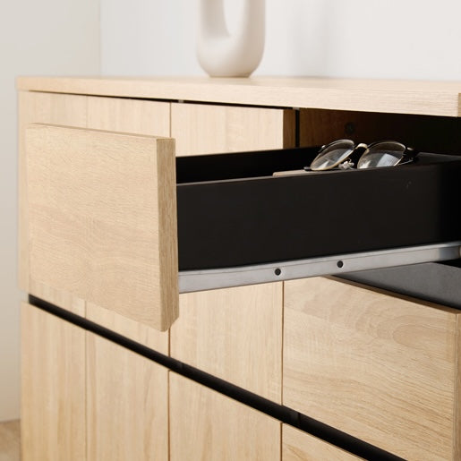 可動棚付き木目調キャビネットナチュラルの引き出しを写している様子