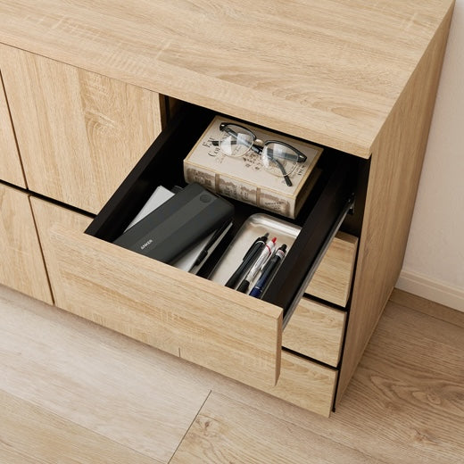 可動棚付き木目調キャビネットナチュラルの引き出しの中身を写している様子