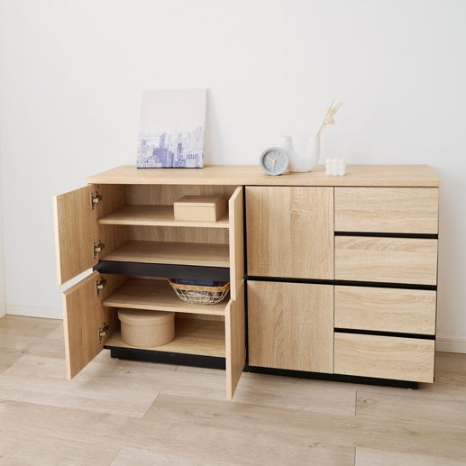 可動棚付き木目調キャビネットナチュラルを壁際に置いている様子