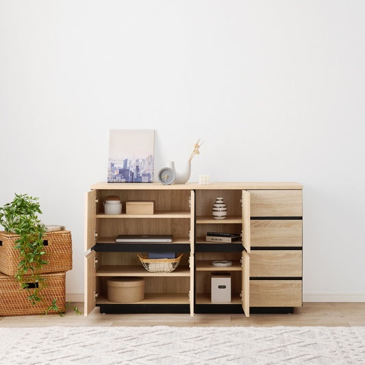 可動棚付き木目調キャビネットナチュラルの扉を全て開けている状態を写している様子