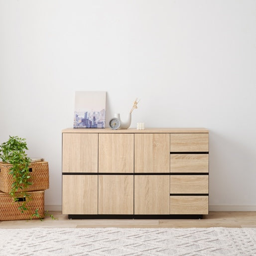 可動棚付き木目調キャビネットナチュラルが壁際に置いてある様子