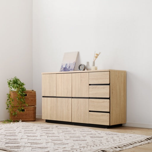 可動棚付き木目調キャビネットナチュラルを壁際に置いている様子