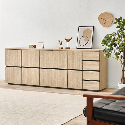 可動棚付き木目調キャビネットナチュラルを壁際に置いている様子