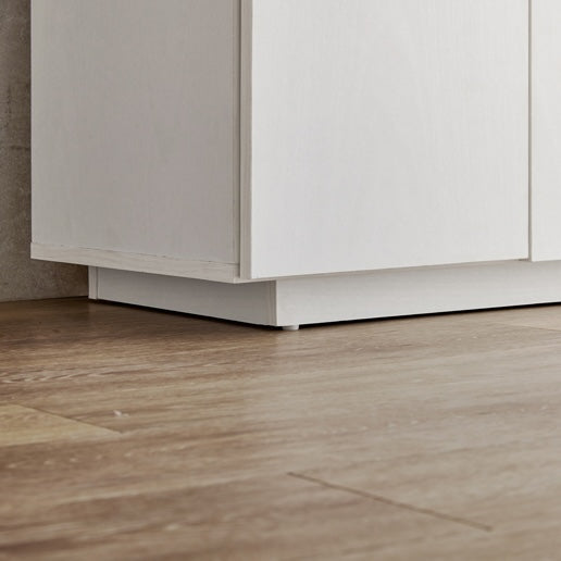 可動棚付き木目調キャビネットホワイトの底部分を写している