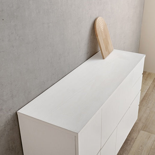 可動棚付き木目調キャビネットホワイトの棚上部分を写している