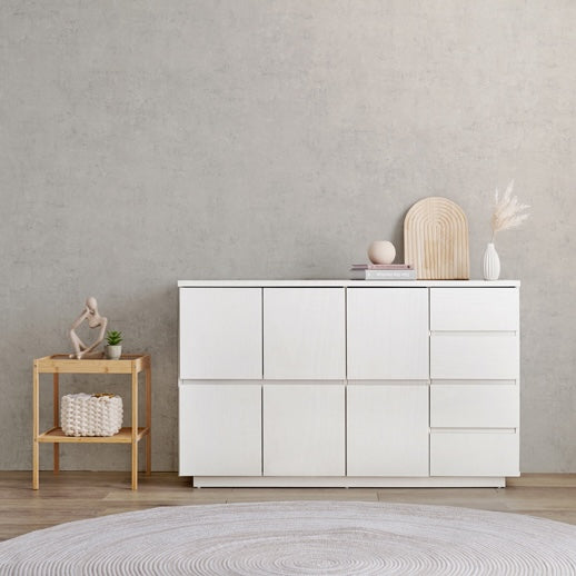 可動棚付き木目調キャビネットホワイトが壁際に置いてある様子