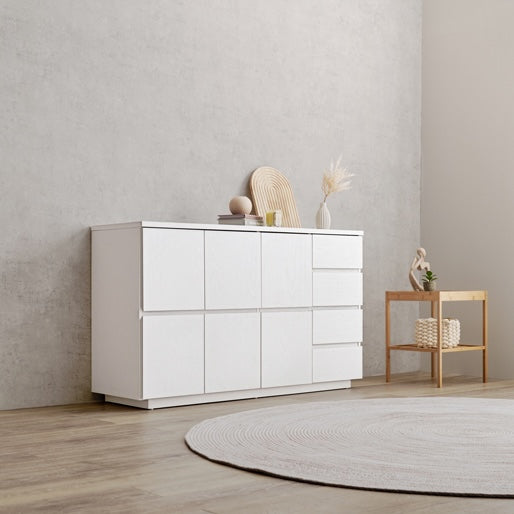 可動棚付き木目調キャビネットホワイトを壁際に置いている様子