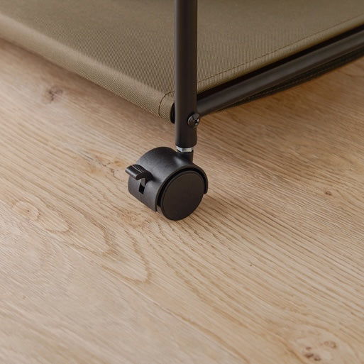 ブラウンのスリムなハンガーラックのキャスター部分