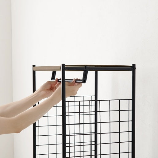 ブラウンのスリムなハンガーラック