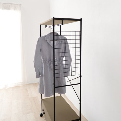 ブラウンのスリムなハンガーラック