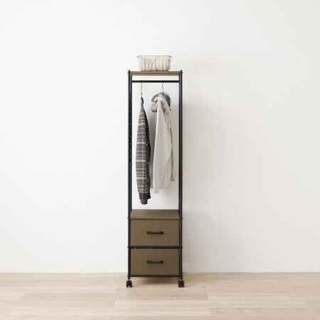 ブラウンのスリムなハンガーラックに洋服が2着かかっている様子