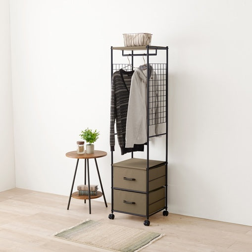 ブラウンのスリムなハンガーラック