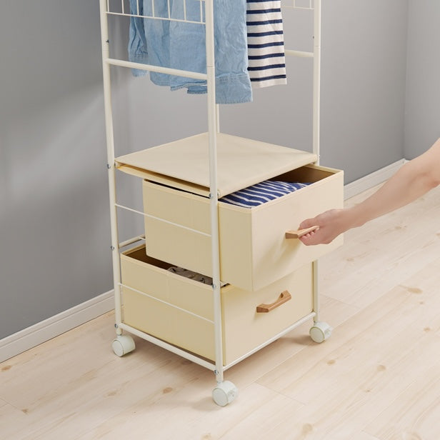 ホワイトのスリムなハンガーラックの収納部分を開けようとしている様子