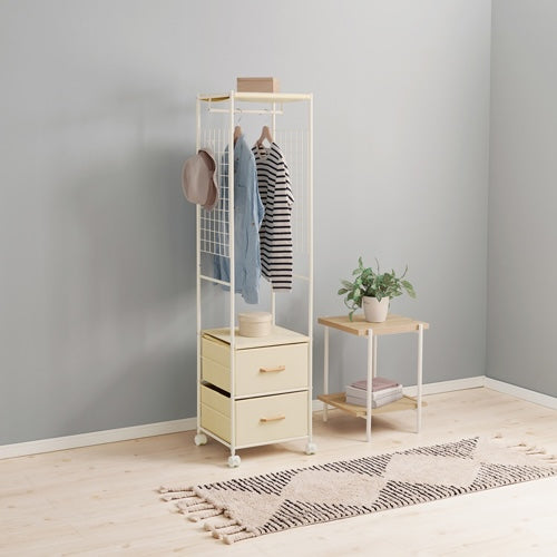 ホワイトのスリムなハンガーラックを部屋に置いている様子