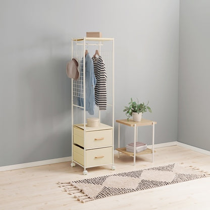 ホワイトのスリムなハンガーラックに洋服や帽子がかかっている様子