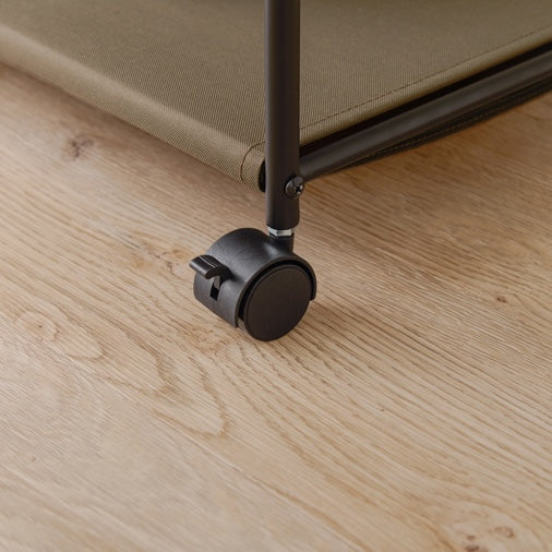 ブラウンのファブリック収納付きハンガーラックのキャスター部分