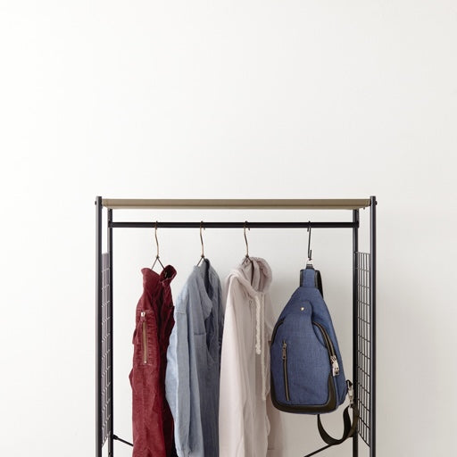 ブラウンのファブリック収納付きハンガーラック