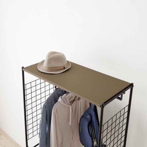 ブラウンのファブリック収納付きハンガーラックの上部