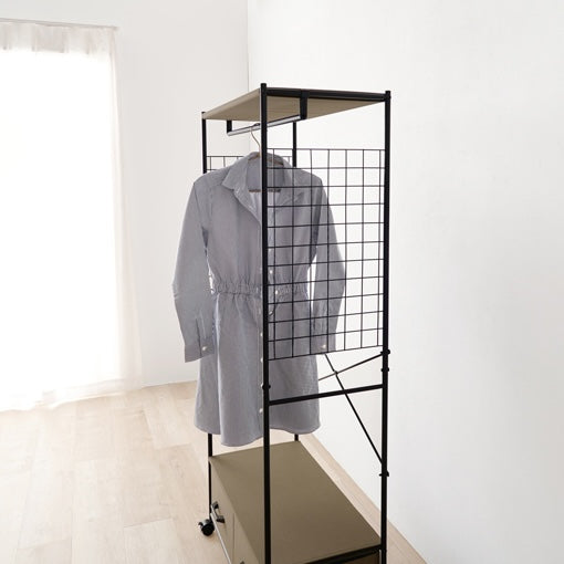 ブラウンのファブリック収納付きハンガーラック