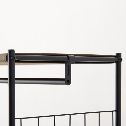 ブラウンのファブリック収納付きハンガーラックのフレーム