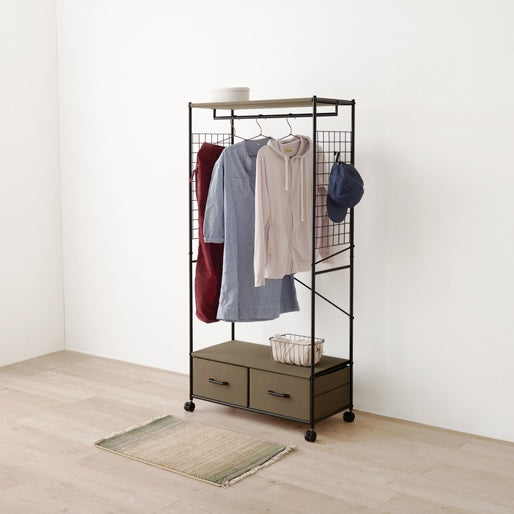 ブラウンのファブリック収納付きハンガーラック