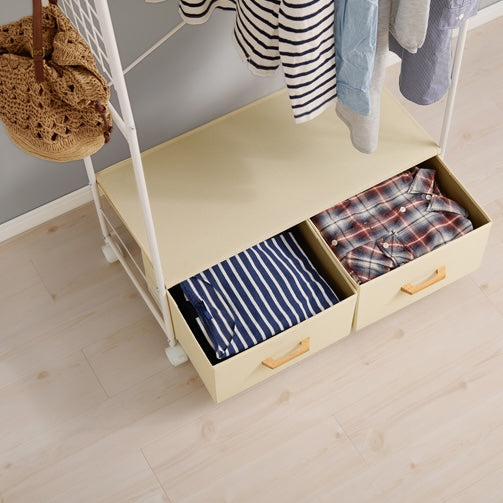 ホワイトのファブリック収納付きハンガーラックの収納部分を開けている様子