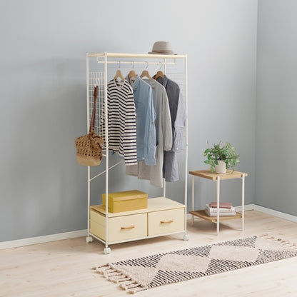 ホワイトのファブリック収納付きハンガーラックに洋服が4着かかっている様子