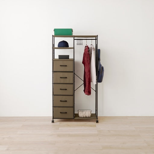 ブラウンのファブリック収納付きハンガーラック