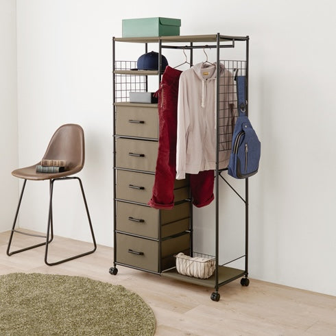 ブラウンのファブリック収納付きハンガーラックに洋服やバッグがかかっている様子