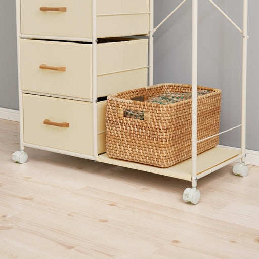 ホワイトのファブリック収納付きハンガーラックの下部