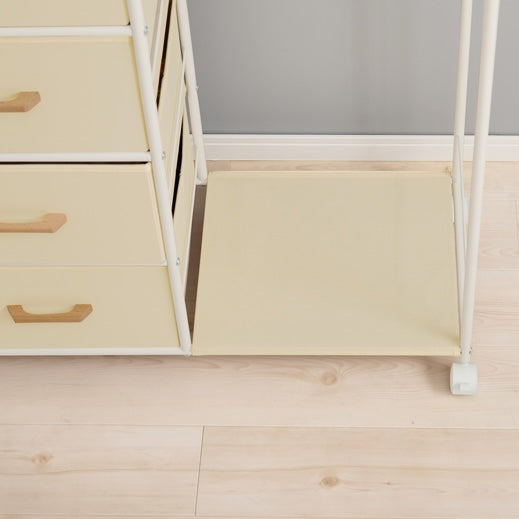 ホワイトのファブリック収納付きハンガーラックの下部