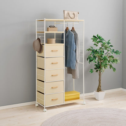 ホワイトのファブリック収納付きハンガーラックを部屋に置いている様子