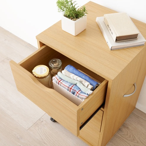 キャスター付きチェスト