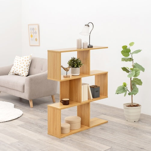 ナチュラルのS字型のフレームが特徴のオープンタイプのディスプレイラックが部屋に置いてある様子