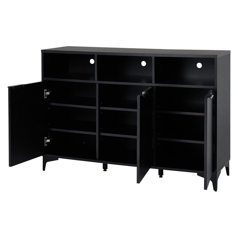 ブラックの木目調のキャビネットの収納の扉をすべて開けている様子