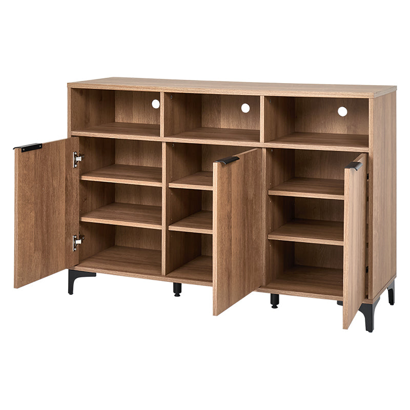 ブラウンの木目調のキャビネットの収納扉をすべて開けている様子