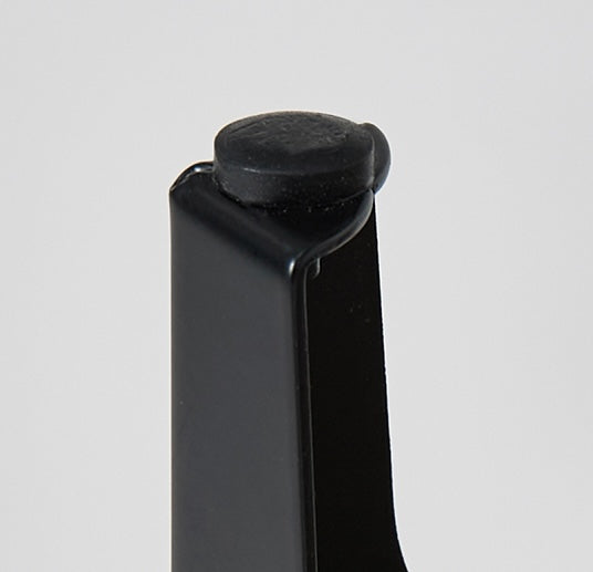 ブラックの木目調のキャビネットの脚