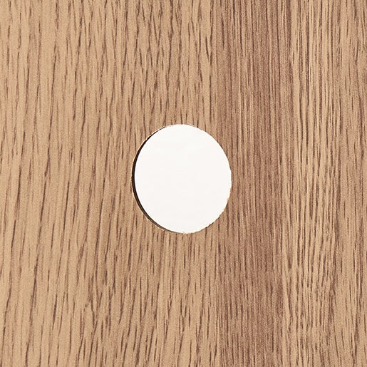 ブラウンの木目調のキャビネットの配線穴